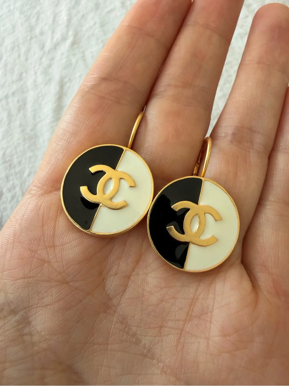 🖤🤍CHANEL Black and White Enamel CC Drop Earrings - Gold-Tone✨